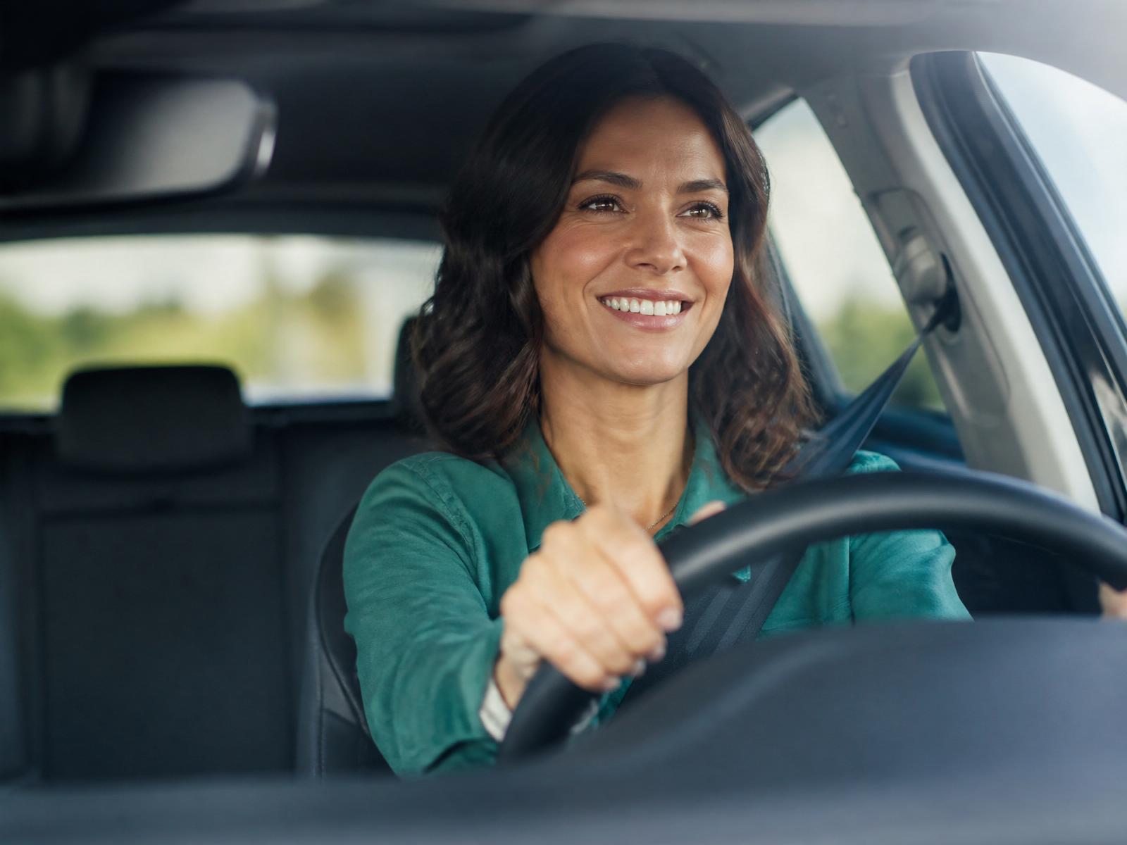 Conductrice sereine au volant en pleine journée